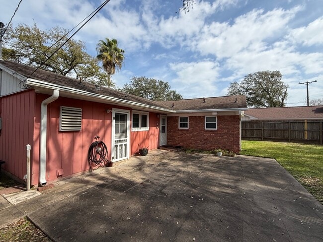 Building Photo - 7 Maple Ln