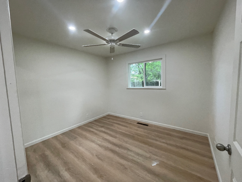 Building Photo - 2405 Tamarac Dr