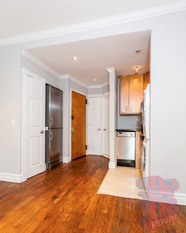 Building Photo - 213 E 26th St