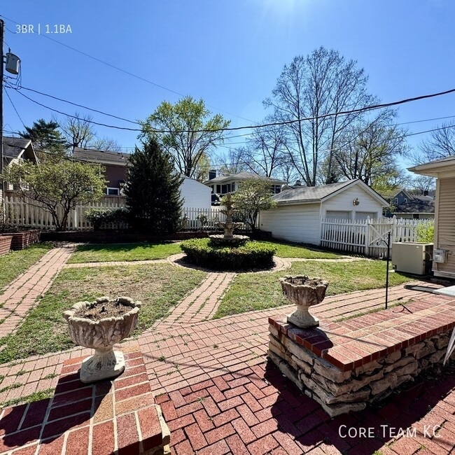 Building Photo - 411 W 60th Terrace