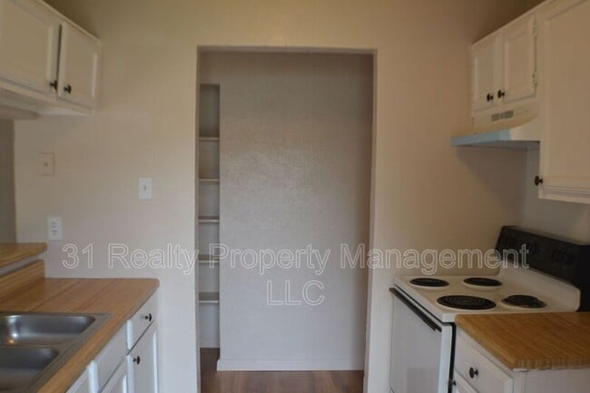 Building Photo - 1520 Pebblewood Dr
