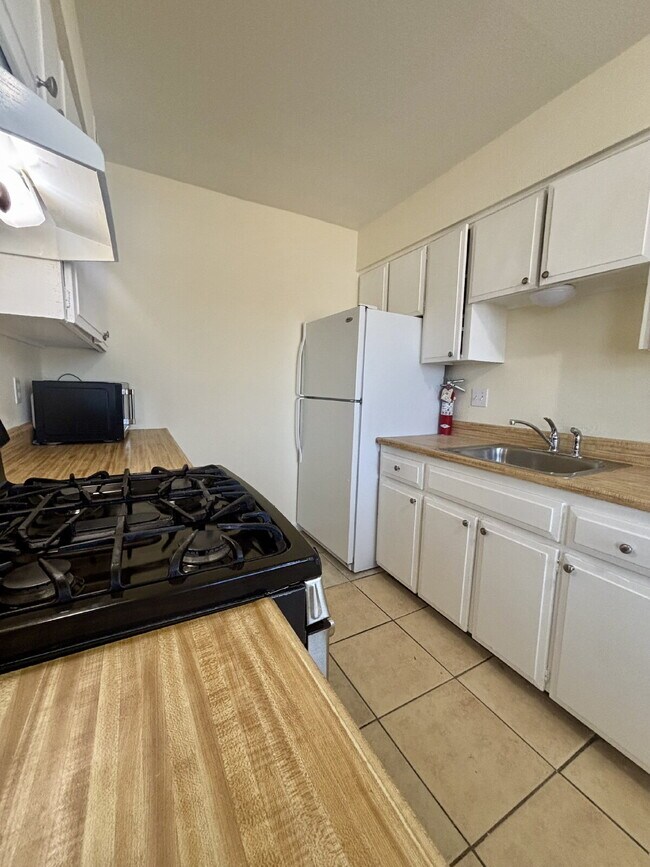 Building Photo - Freshly Painted 2-Bed with Full Utilities,...