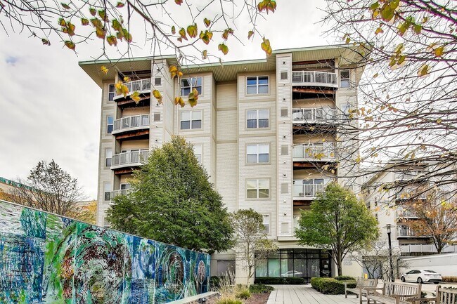 Building Photo - Luxury 1BD/1BA condo steps to SS METRO