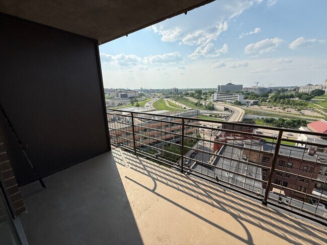 Building Photo - Modern 1 Bedroom Apartment With Stunning C...