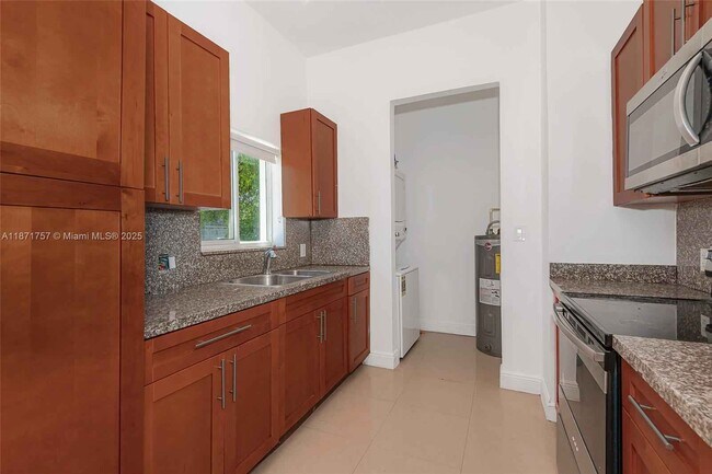 Building Photo - 1013 SW 7 ST Miami FL 33130