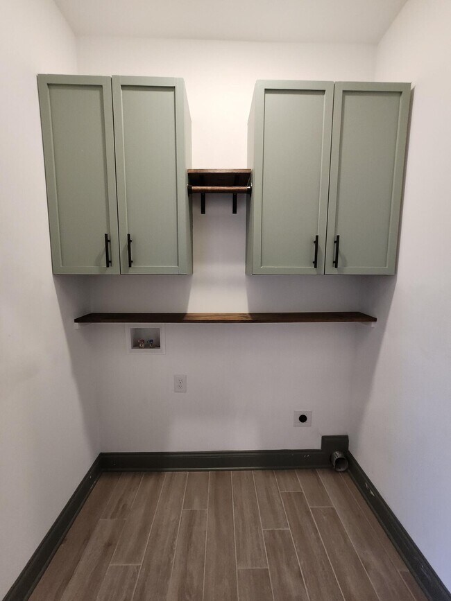 Building Photo - 5814 Whispering Pnes Wy