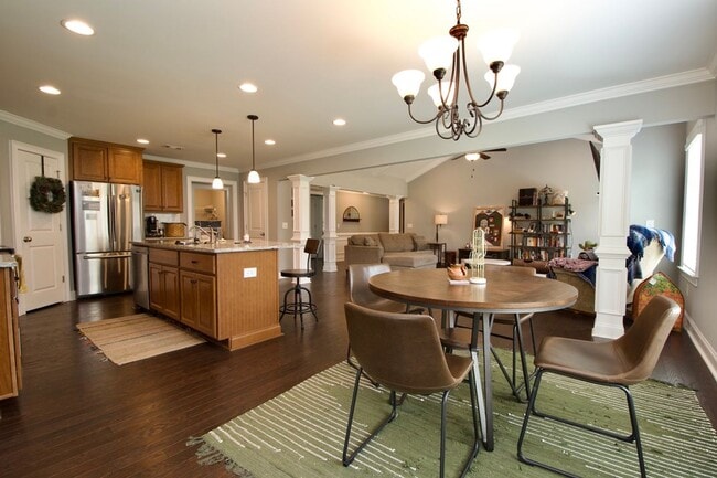 Building Photo - Immaculate 3BR/2BA Home in The Estates – P...