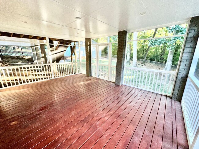 Building Photo - Magnificant 4BD, 3BA Home in Highly Sought...