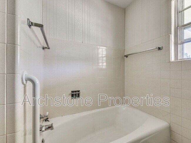 Building Photo - 3121 Lakeside Dr
