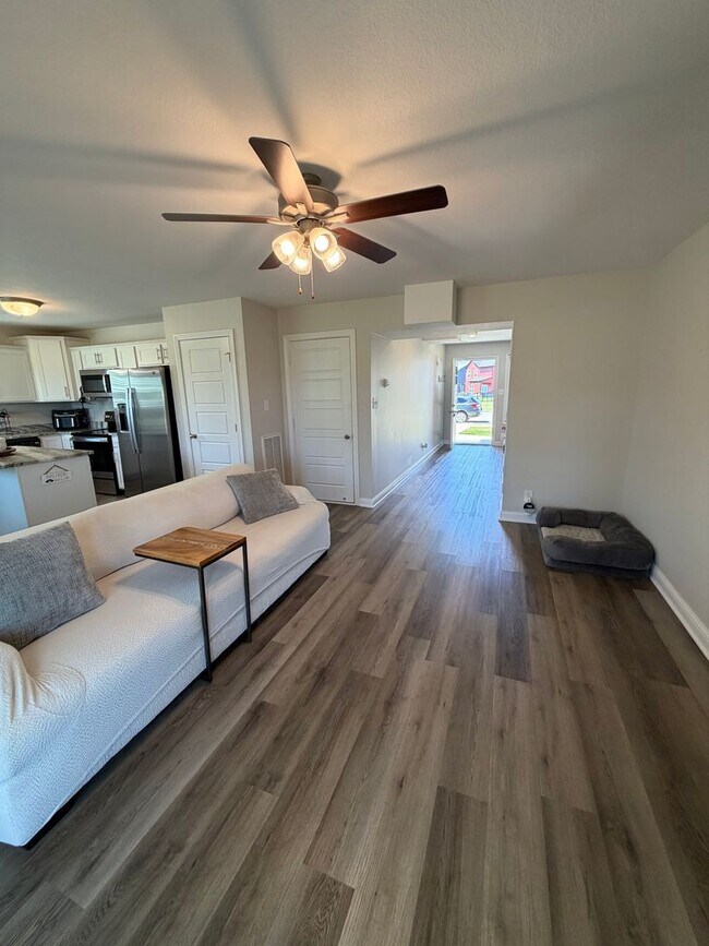 Building Photo - 3 Bedroom 2 1/2 Bath Home For Rent Near Post!