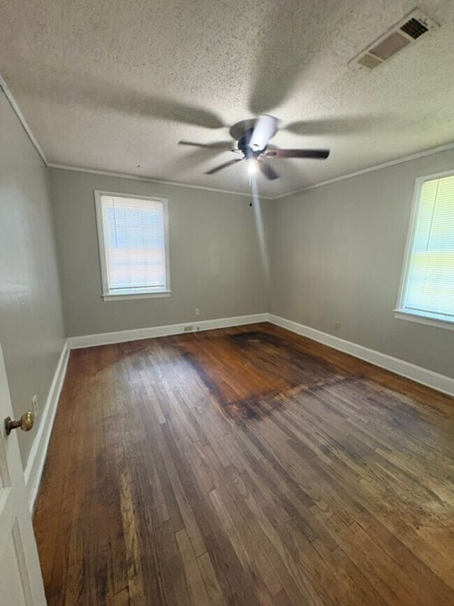 Building Photo - Renovated 2 Bedroom 1 Bath Home for Rent!!