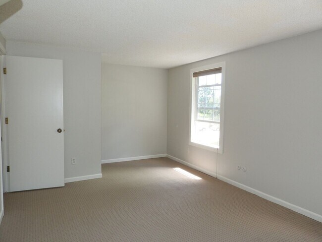 Building Photo - 8752 E Amherst Dr