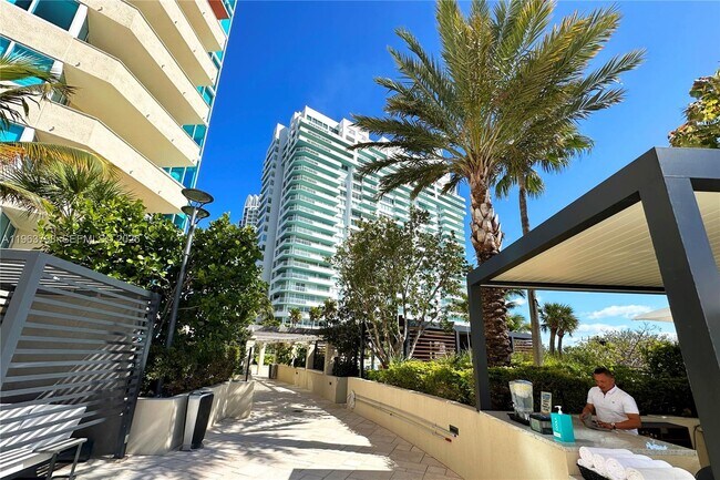 Building Photo - 400 South Pointe Dr