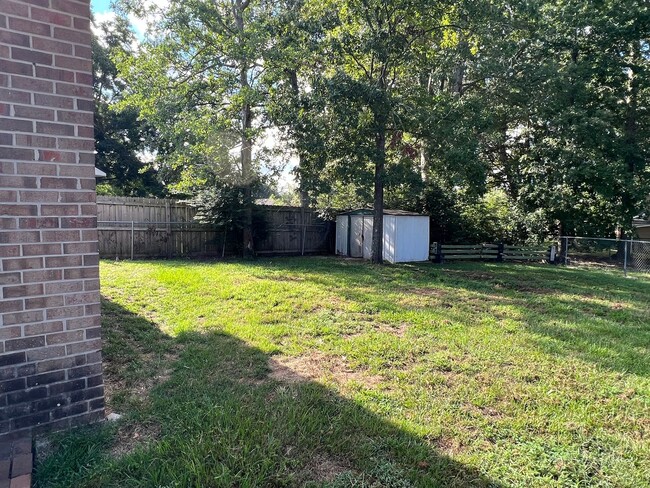 Building Photo - Conveniently Located Home with Fenced Back...