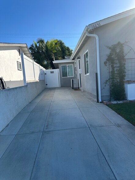 Building Photo - 16656 Ross Ln