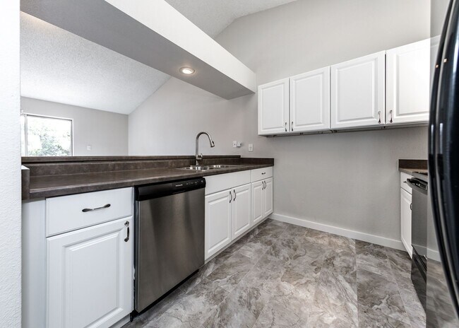 Building Photo - Lovely End Unit 2 Bed Condo, Centrally Located