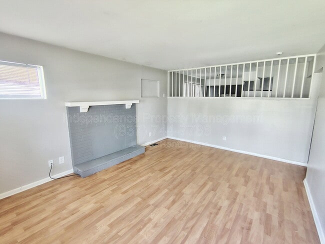 Building Photo - 2210 Woodlawn Ave