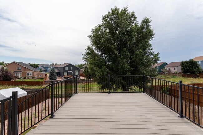 Building Photo - Beautiful 4-bedroom 3-bath located in Stetson Hills!