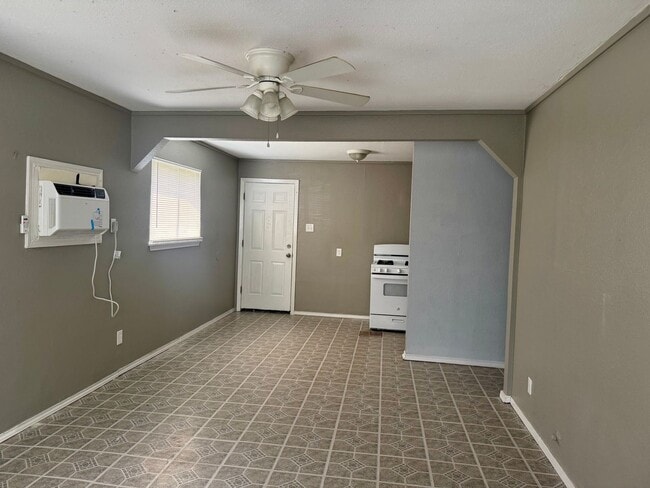 Building Photo - Cute 3/1 Home Available for Immediate Move...