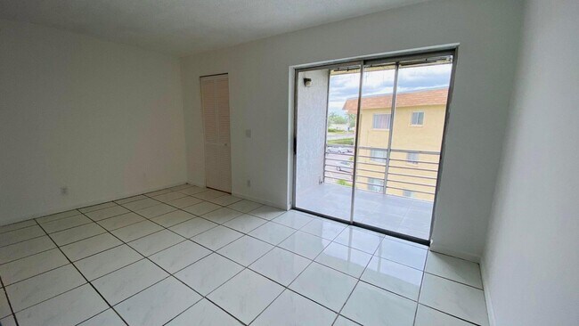 Building Photo - 600 Village Green Ct