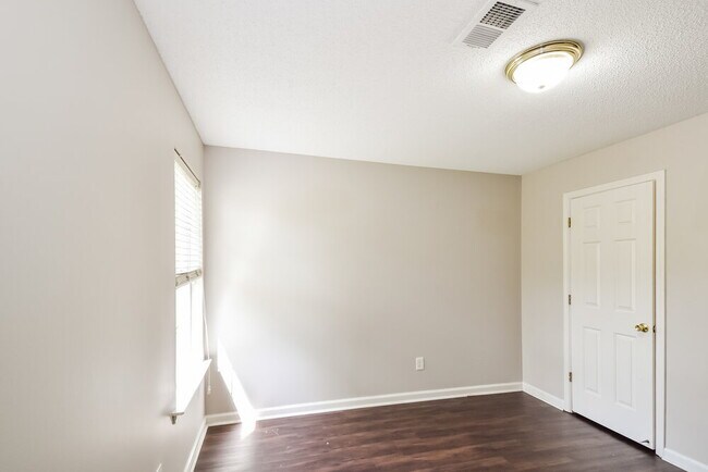 Building Photo - 10243 Hamilton View Dr