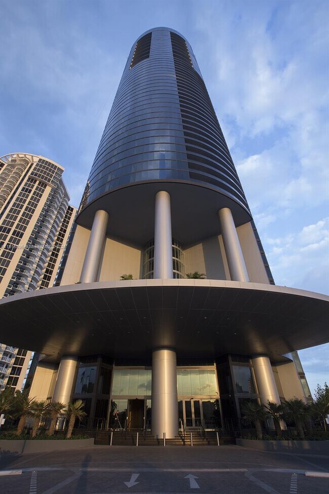 Building Photo - 18555 Collins Ave