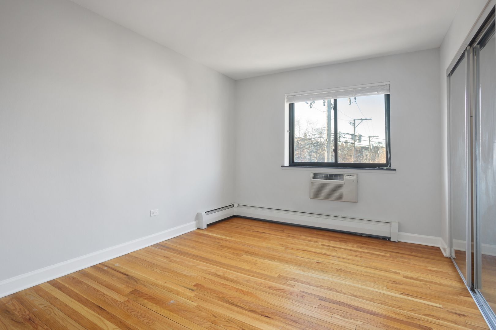 Building Photo - 6755 N Sheridan Rd