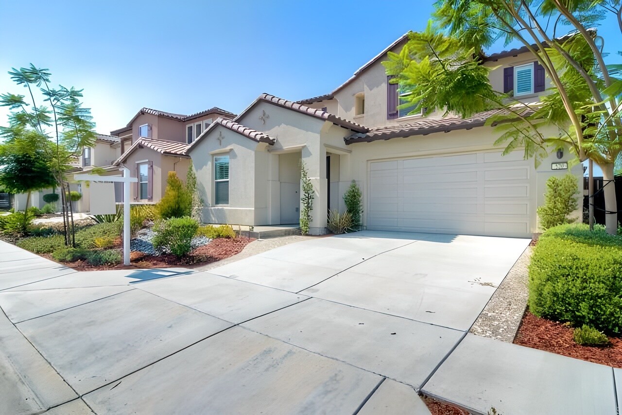 Side view of home - 520 Machado Way