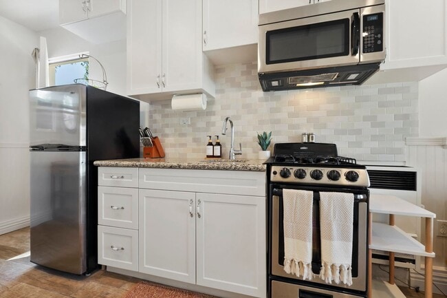 Building Photo - Stunning 1 Bedroom/1 Bathroom in Oceanside!
