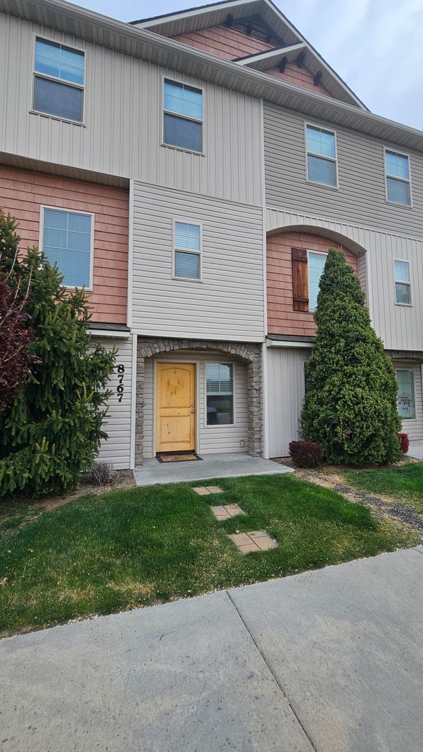 Building Photo - Outstanding Location with Community Pool!