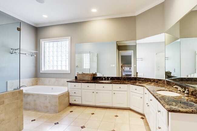 Building Photo - 11328 Surrey Oaks Ln