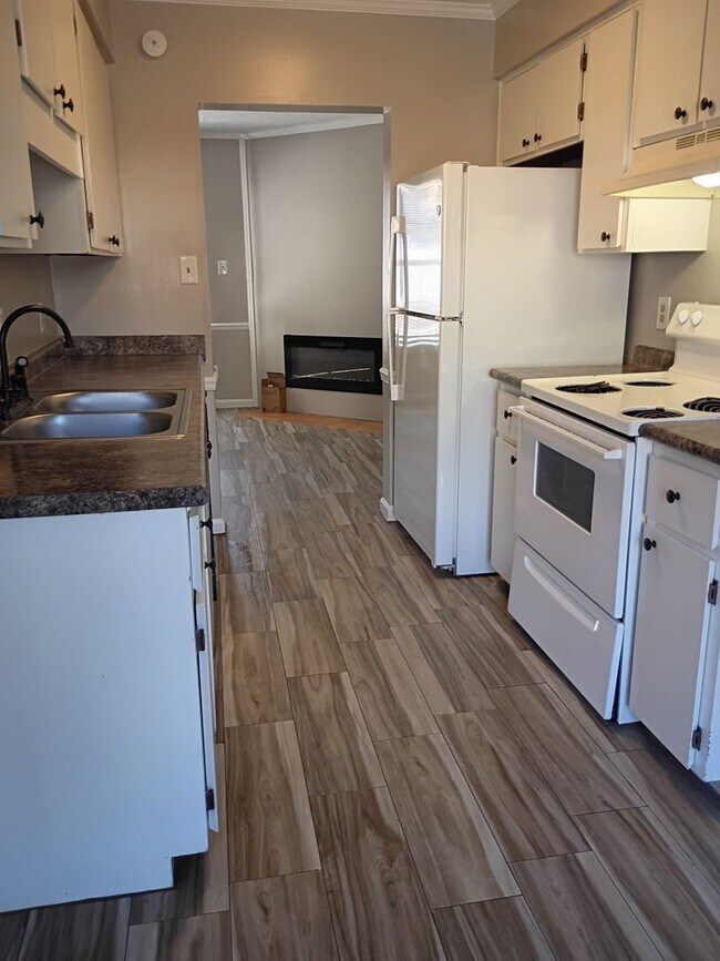 Building Photo - MOVE IN READY