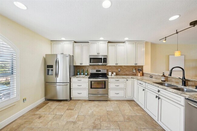 Building Photo - 637 Pinellas Bayway