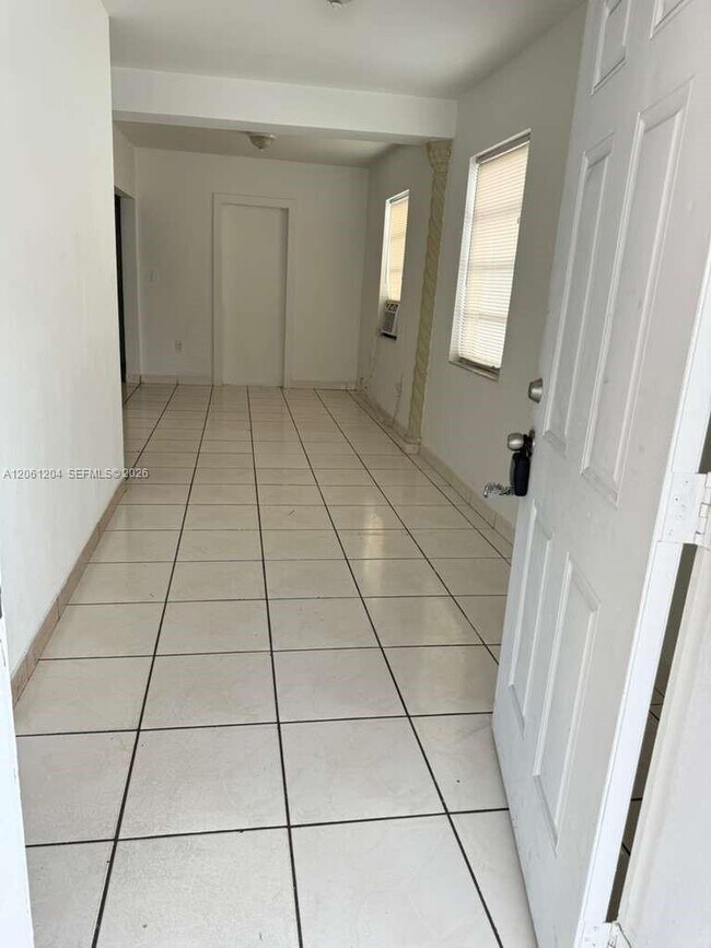 Building Photo - 526 SW 64th Ave