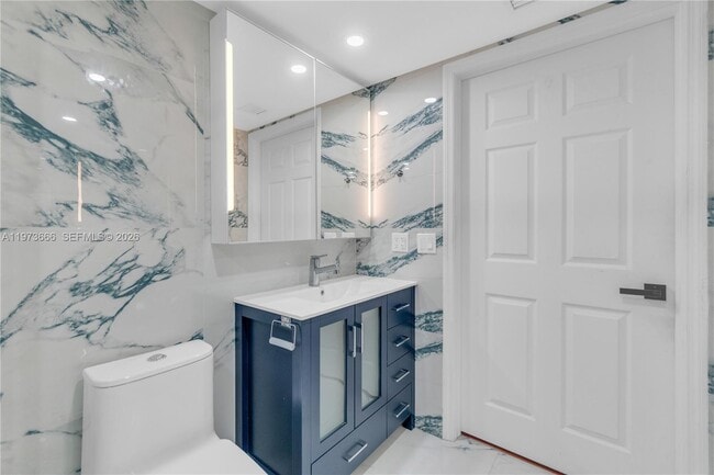 Building Photo - 1155 Brickell Bay Dr