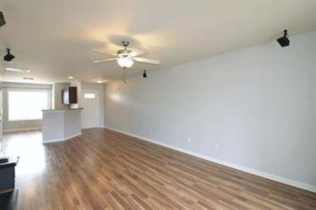 Building Photo - 198 Collinwood Dr