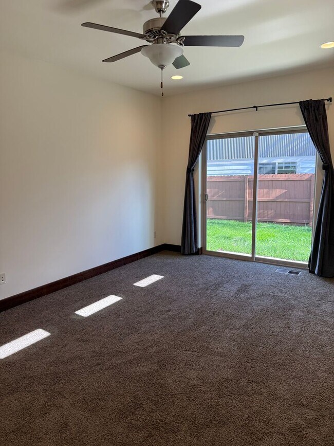 Building Photo - 5 bedroom 2.5 Bath home in Bozeman with at...