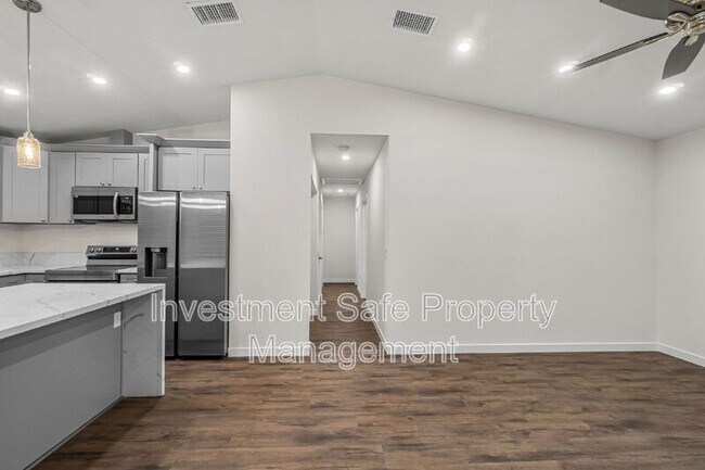 Building Photo - 1809 Devon Pl