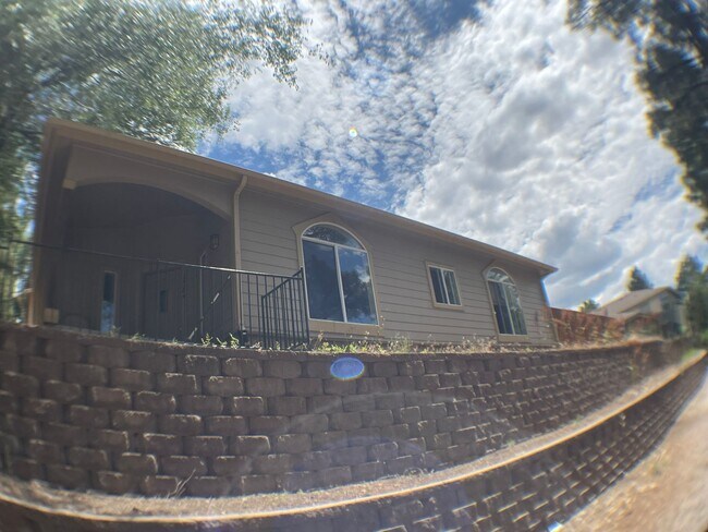 Building Photo - Sweet free standing home in Rio Home abutting forest and trail access