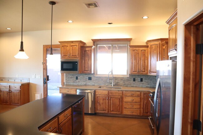 Building Photo - Your own resort! Elegant, Exclusive & Exquisite.