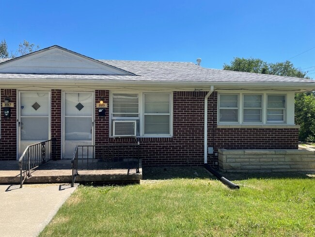 Primary Photo - 889 S Hillcrest St