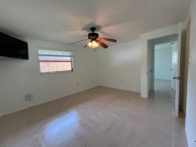 Building Photo - ** Annual ** 2 Bed / 2 Bath ** Single Fami...
