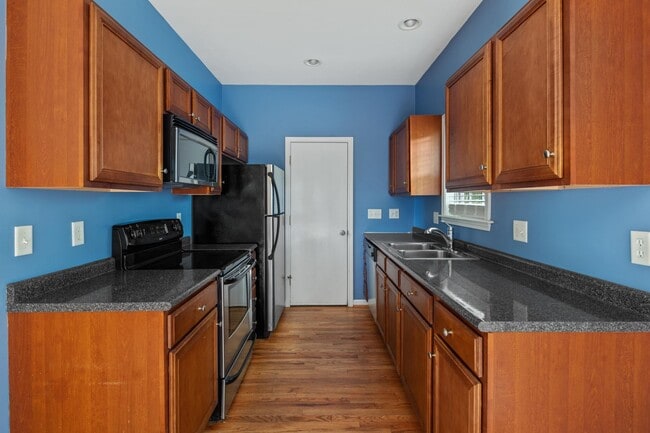 Building Photo - 3 Bedroom 1.5 bath house close to West Ash...