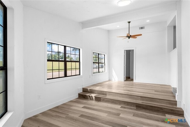 Building Photo - 1524 E Avenue B