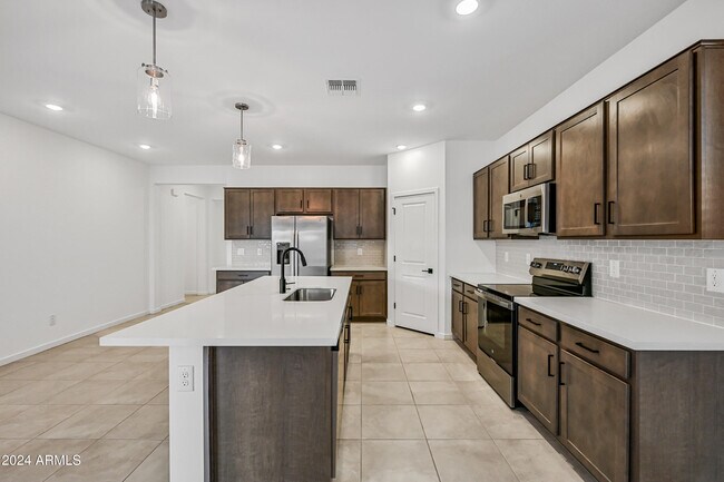 Building Photo - 25303 W Bowker St