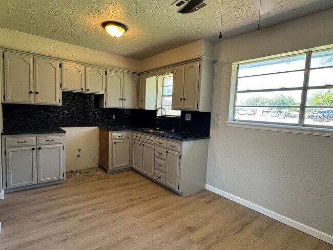 Building Photo - 5507 NW Briarwood- AVAILABLE NOW!