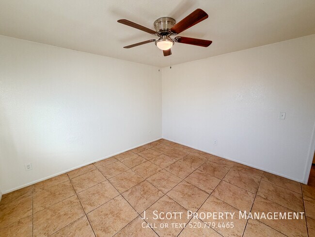 Building Photo - 525 E Peppertree Ave