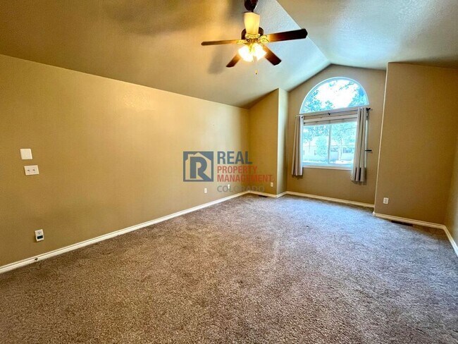 Building Photo - 120 Tall Pine Ln
