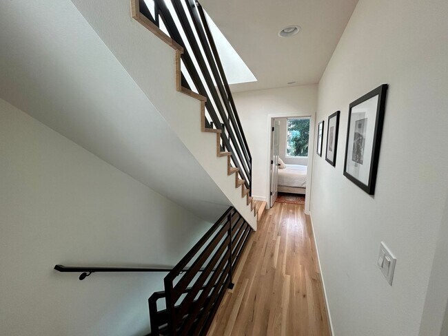 Building Photo - Spacious Ballard Townhome- 2 Bedrooms with Parking