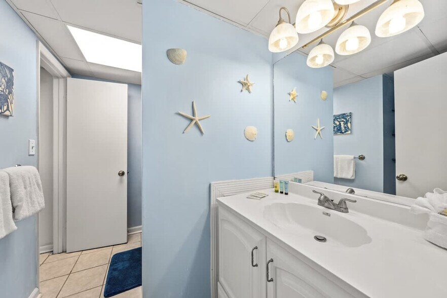 Building Photo - 9850 S Thomas Dr